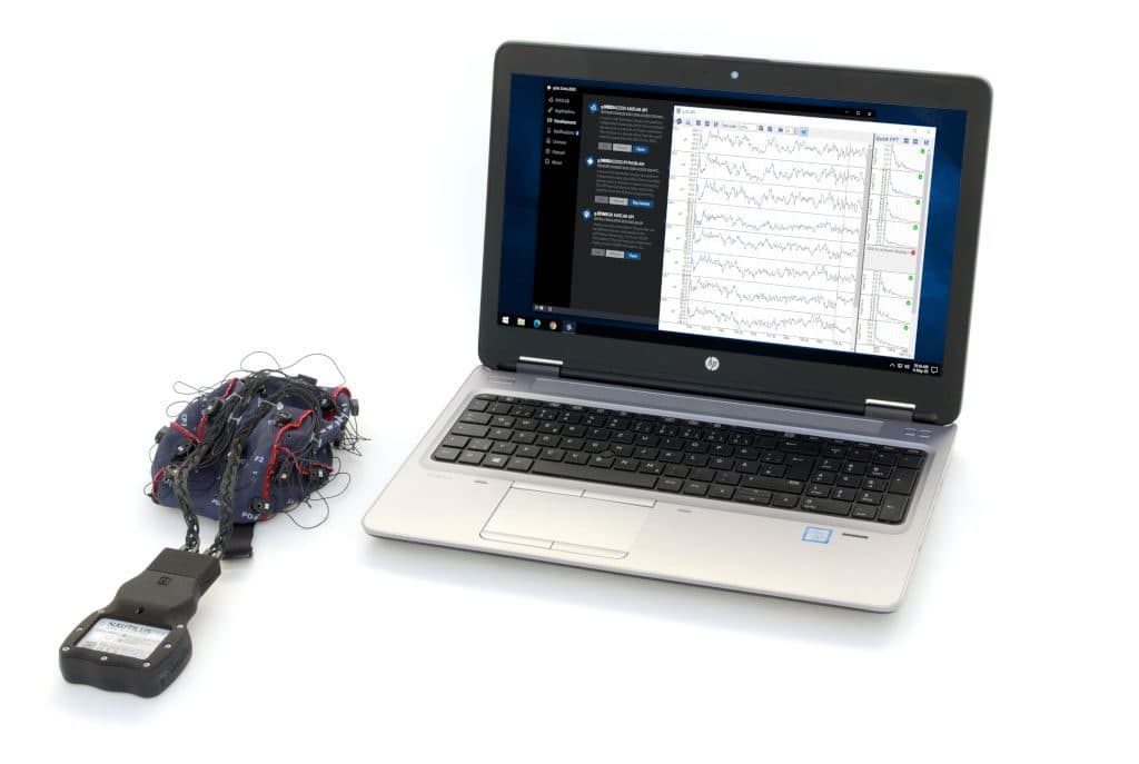 g.Nautilus Pro Flexible and a laptop showing an EEG recording in g.Recorder