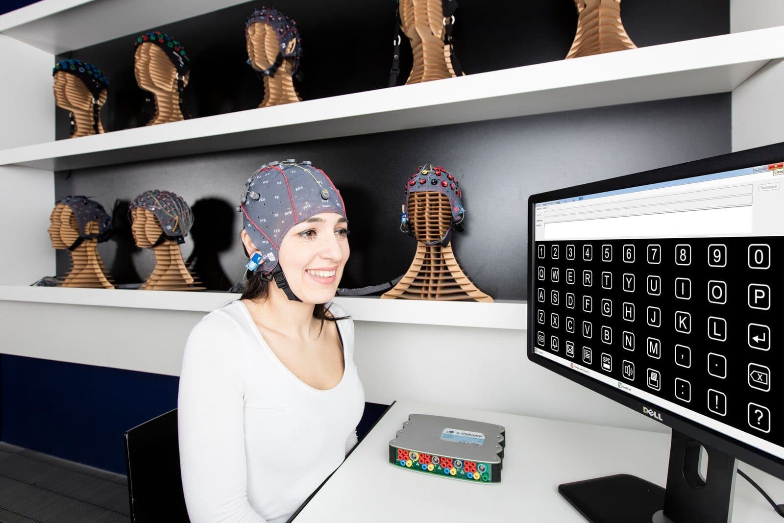 EEG başlığı takan bir kadın, P300 speller ekranının önünde