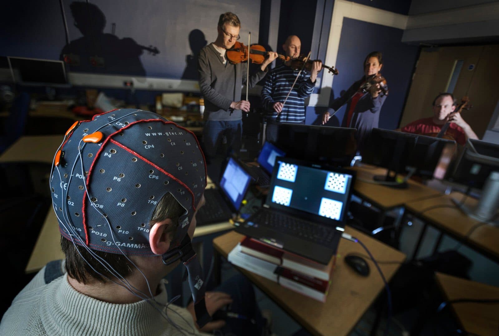 Plymouth Üniversitesi'nde müzisyenlerle hyperscanning kaydı