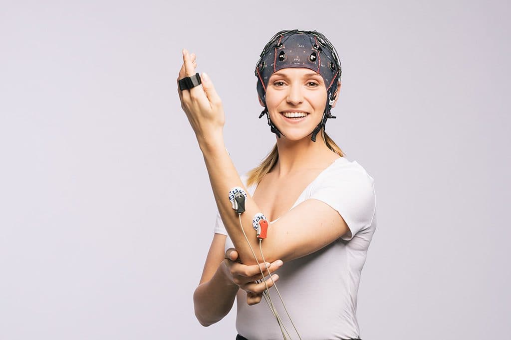 Recording with an EEG cap and EMG electrodes on the arm